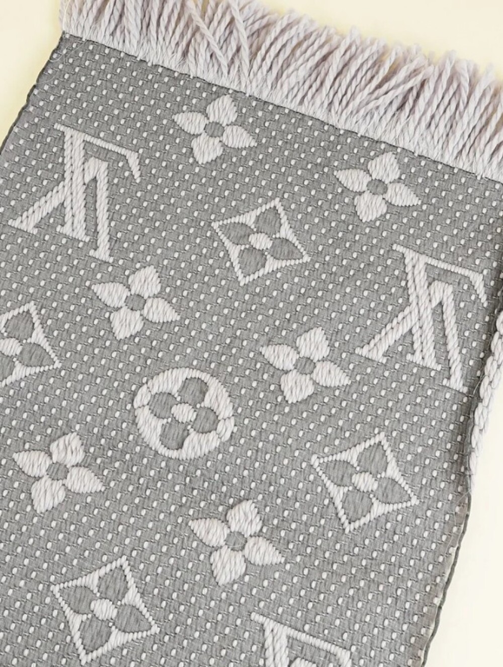 Louis Vuitton Pale Gray Monogram Knit Scarf with Motifs/ Excellent Condition! - Picture 4 of 4
